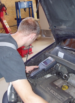 Daniel Rahbek, fra Tårnvej Biler i Grindsted tester en Opel for fejl med En Bosch Tester Tech 2