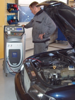 Klaus Kristensen tjekker Aircondition, med vores Aircondition tester